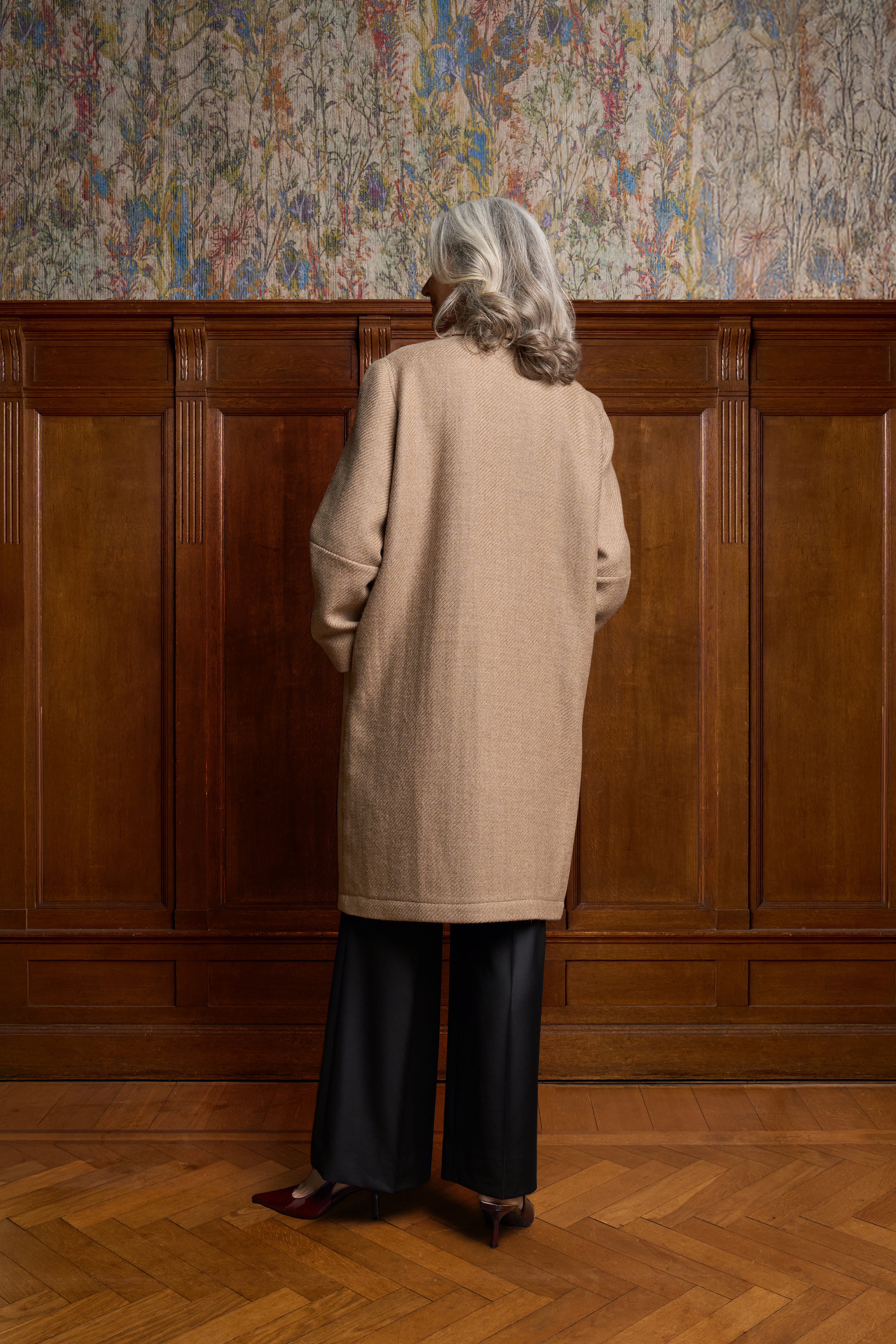 Beige rechte manteljas met knoopsluiting